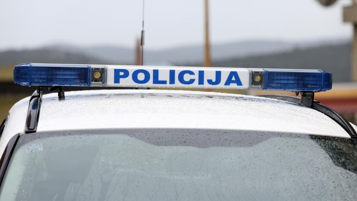Autom pregazio policajca u Gospiću i pobjegao, čovjek se bori za život